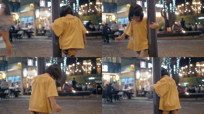 夜间人行道: 可爱的小女孩踩着