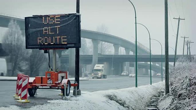 地铁经过的雪地里的高速公路