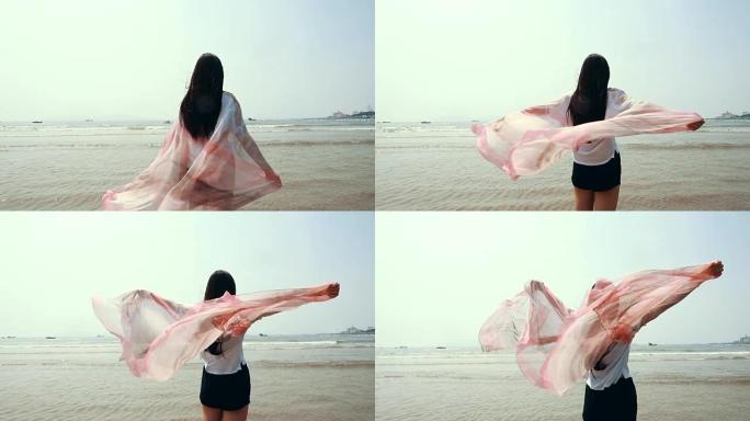 海滩上有围巾的女人