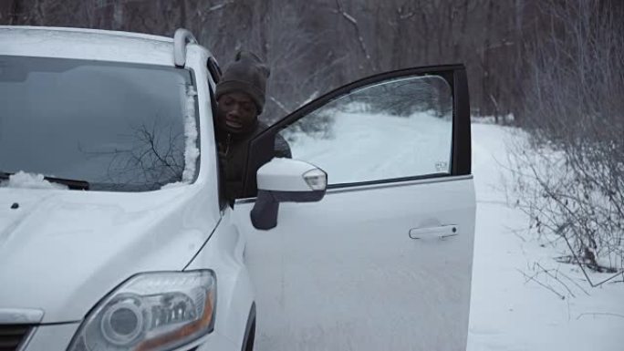 冬季男子跳车