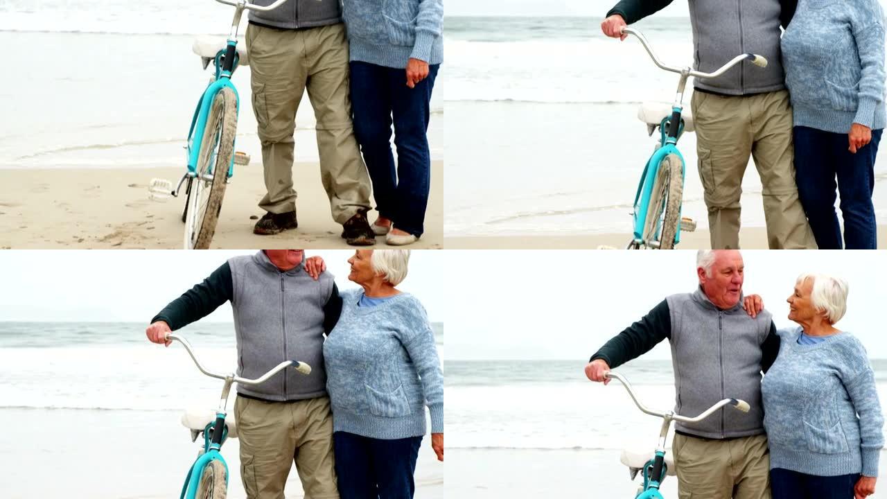 快乐的老年夫妇站在他们的自行车上