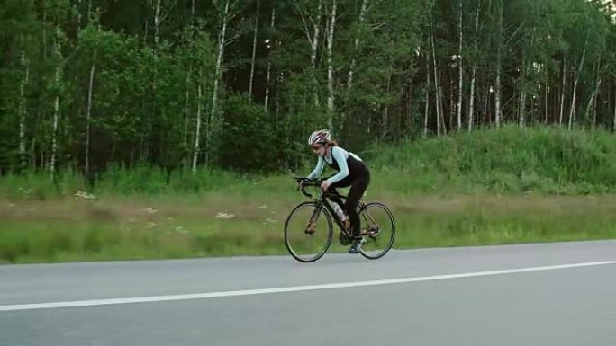 女子自行车赛车手训练