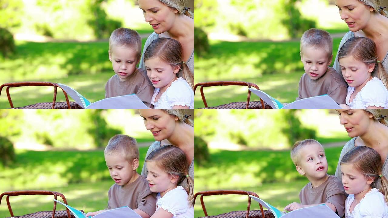 母亲和年幼的孩子一起看图画书