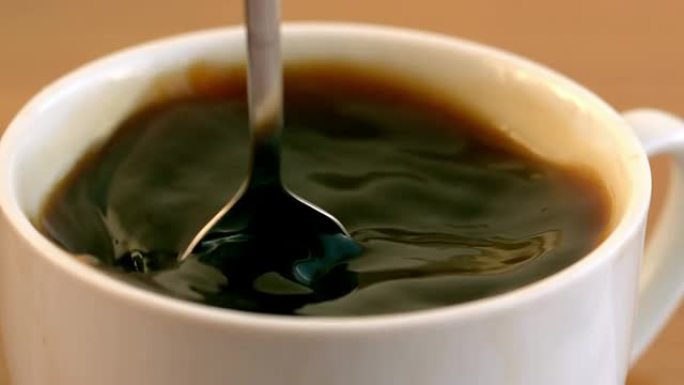 茶匙在杯子里搅拌咖啡
