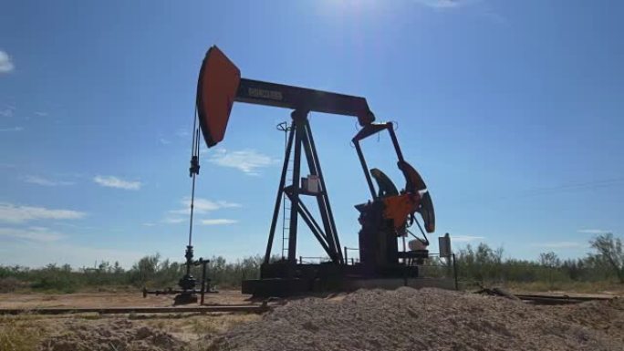 工业千斤顶泵平台在德克萨斯沙漠中泵送原油