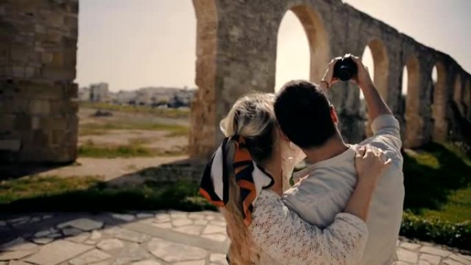 年轻游客夫妇在暑假用相机自拍