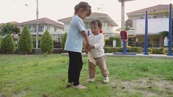 小男孩和他妹妹玩得开心