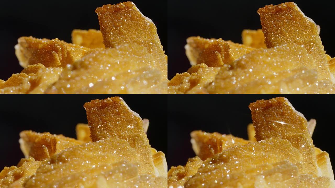 MACRO dop: 粗糙的金色重晶石钒酸盐宝石的详细照片。