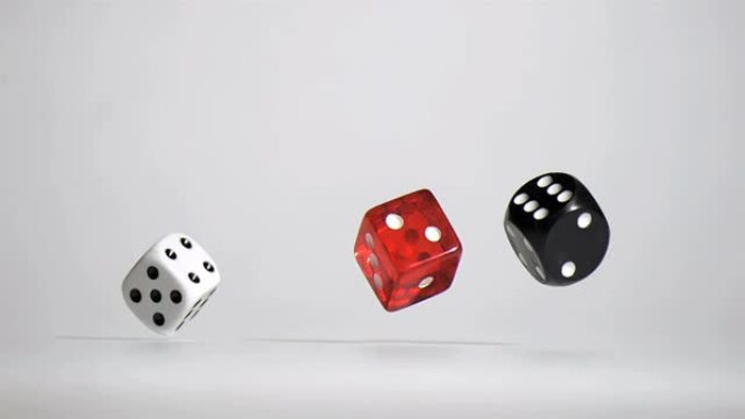 慢动作重新粘合中的三个白色红色黑色骰子