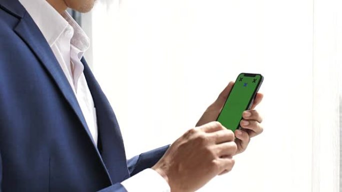 商人使用带有绿屏的智能手机