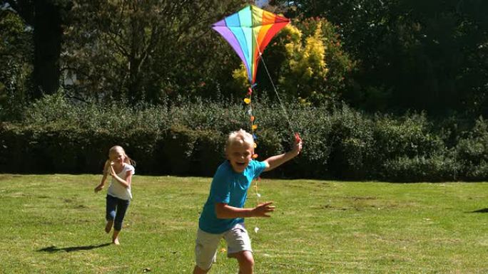 小女孩在追哥哥玩风筝