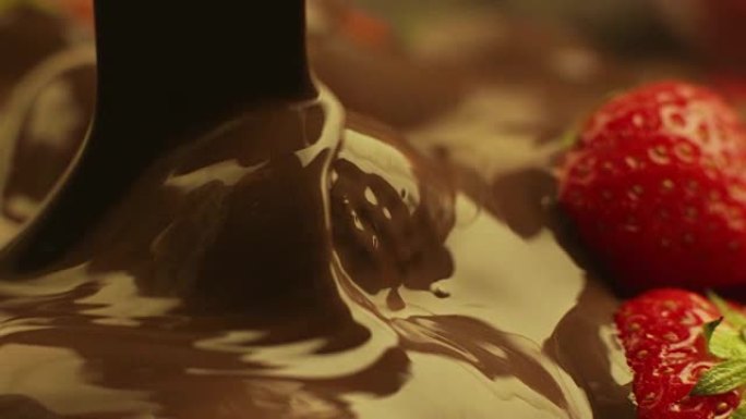 覆盖草莓的液体巧克力堆