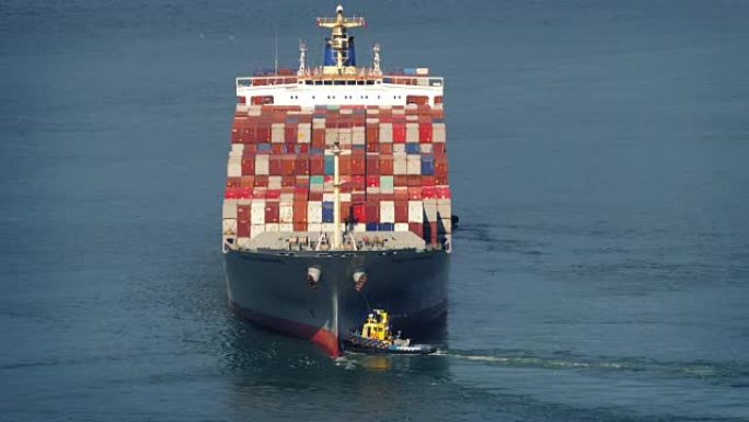 拖船在海上推动货轮