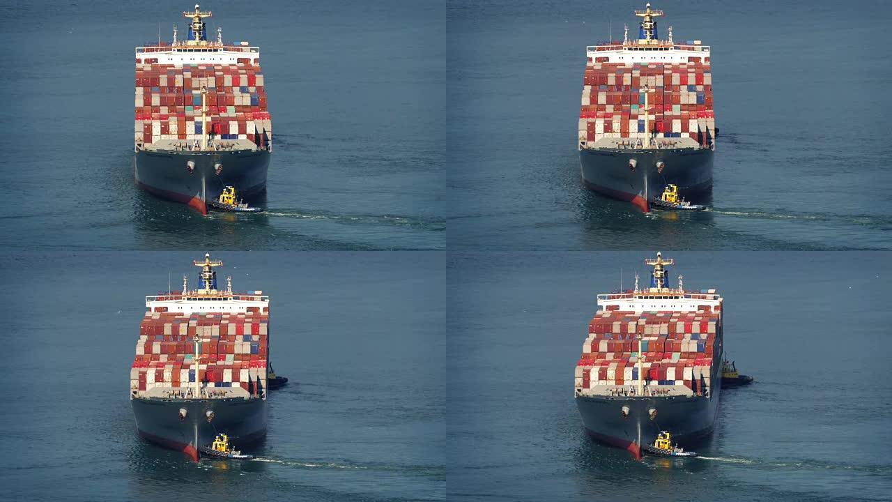拖船在海上推动货轮