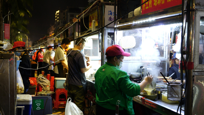 夜市美食小吃街摆摊商贩忙碌热气腾腾烟火气