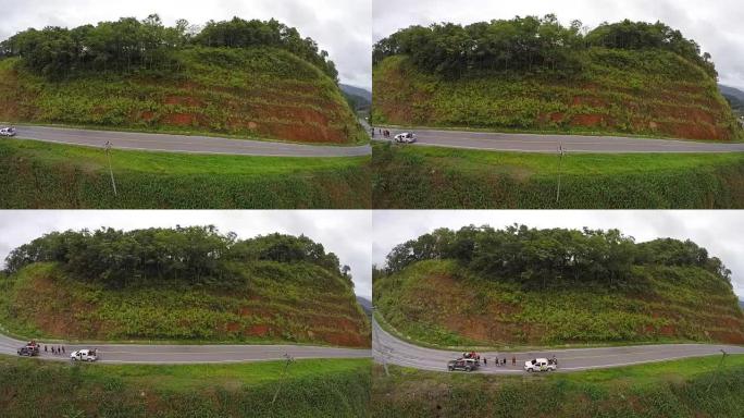 鸟瞰图-山上蜿蜒的道路上的汽车。泰国。