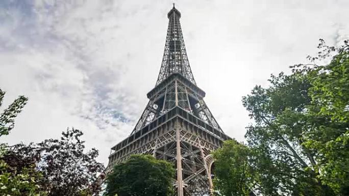 欣赏巴黎的埃菲尔铁塔
