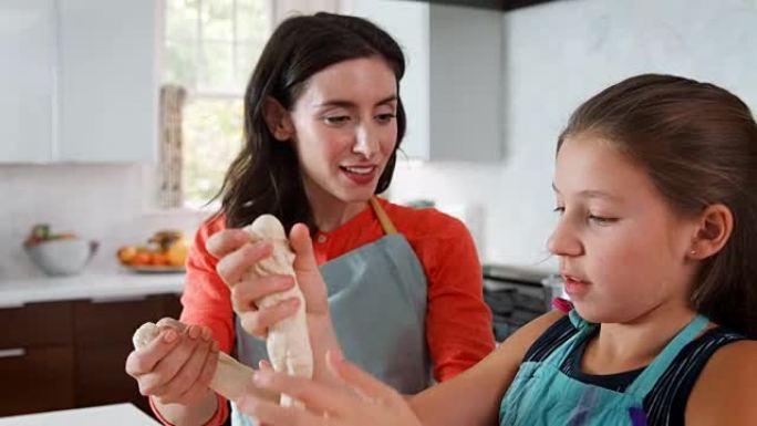 女孩和母亲为鸡蛋面包准备面团，特写