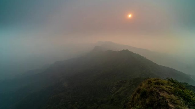 泰国清莱府富芝岛 (富星) 国家公园日落时分有山有云的自然景观的4k时间流逝