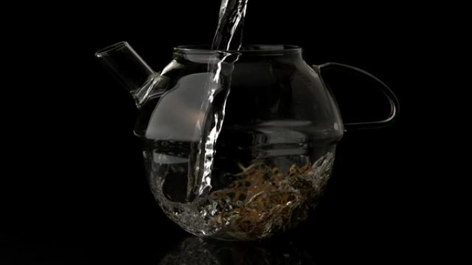 水倒入松散的凉茶中的玻璃茶壶中