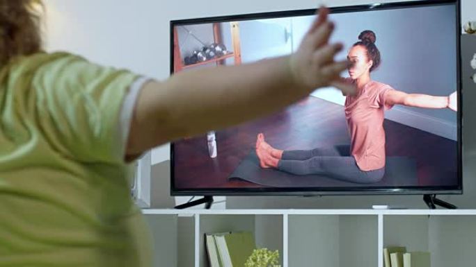 女人在家通过视频通话做瑜伽