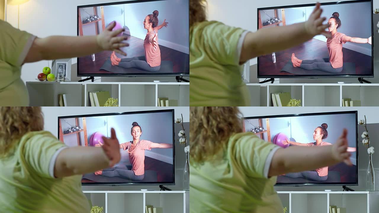 女人在家通过视频通话做瑜伽