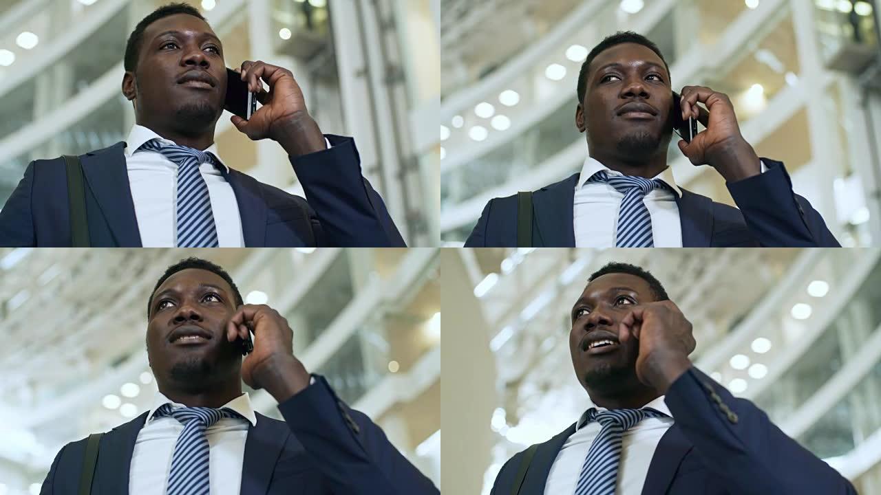 非洲男子在商务中心进行电话交谈