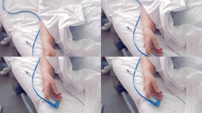 在医院病房里躺着的病人的手的镜头