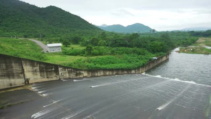 大坝上的水