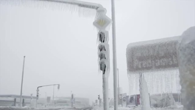交通信号灯和标志上的冻雨