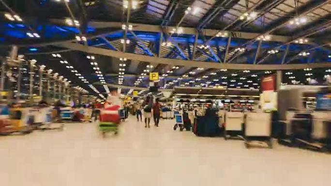 手推车上的延时或超延时4K: 泰国素万那普机场机场出发登机口的旅客人群