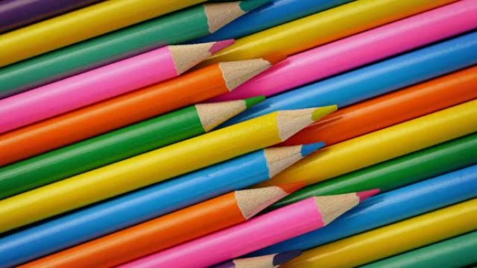 一堆彩色铅笔慢慢转动