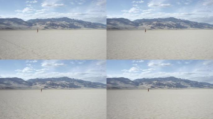 追踪一名妇女在沙漠中奔跑的照片