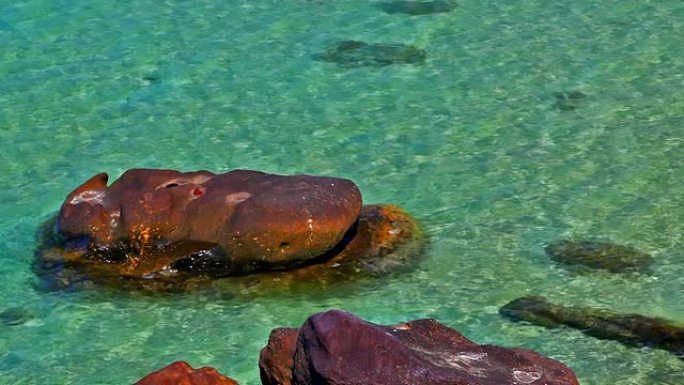 海水中的石头