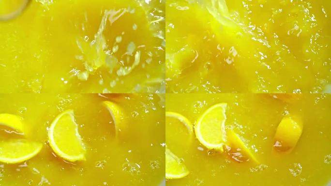 柠檬水中的橙片