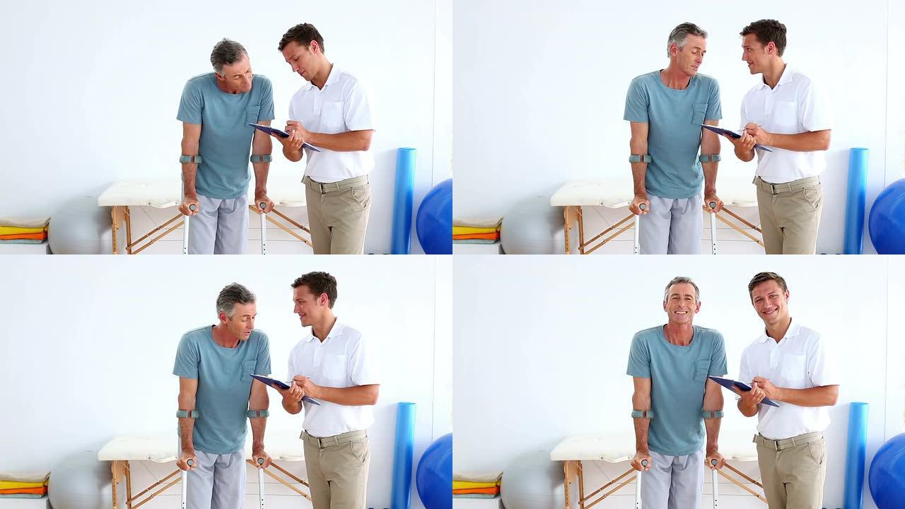 物理治疗师拄着拐杖与病人交谈