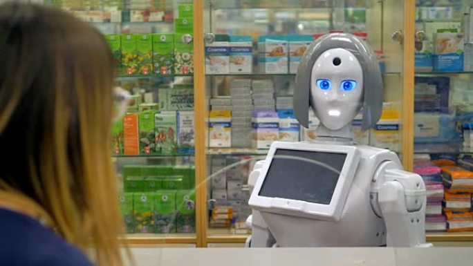 一个白人机器人对一个女药店顾客做出反应。