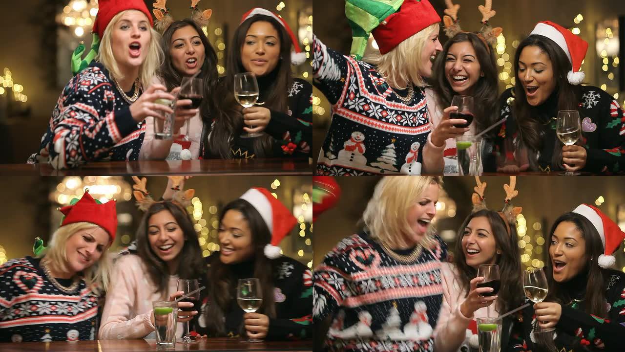 一群女性朋友在酒吧享受圣诞饮料