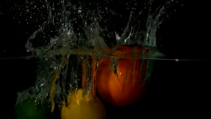 柠檬橙和酸橙在黑色背景下陷入水中