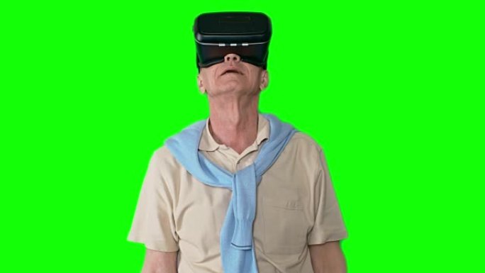 戴VR耳机的惊讶老人