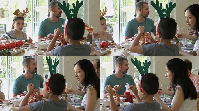 快乐的多民族澳大利亚家庭吃圣诞午餐