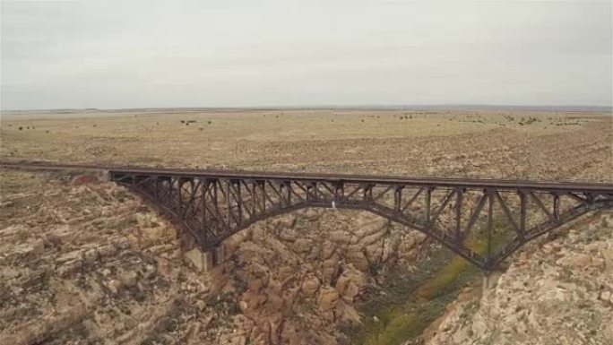 空中: 穿越峡谷暗黑破坏神的钢拱桥的火车