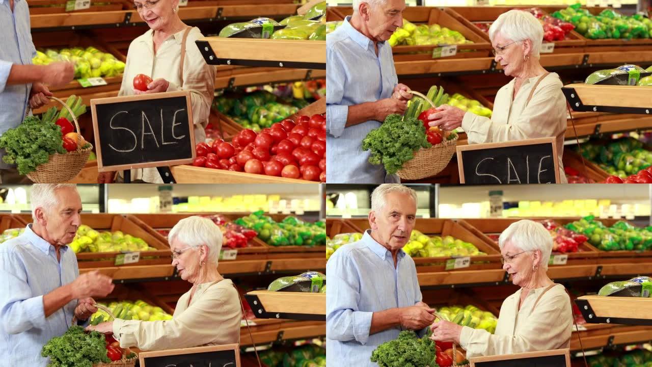 高级夫妇在超市里挑选蔬菜