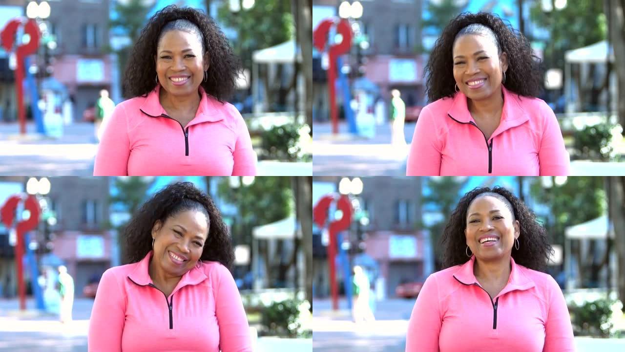 城市中的非裔美国高级妇女嘲笑镜头