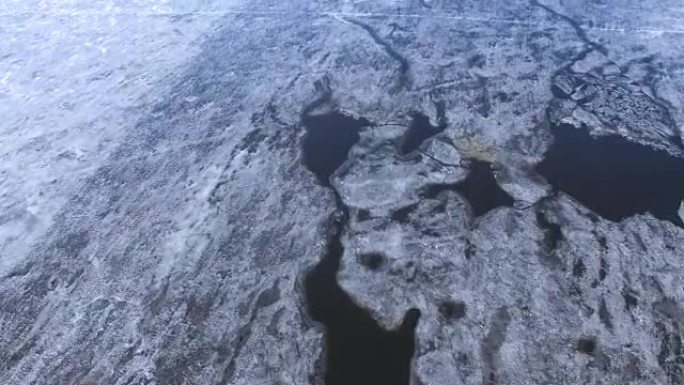 从破碎的冰到未受干扰的冰冻河流的俯视图。