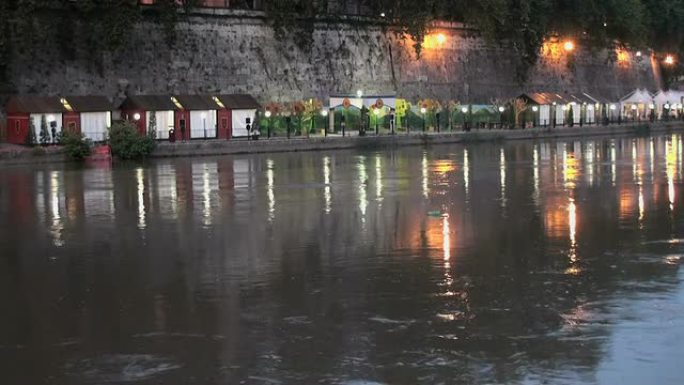 罗马，夜晚，开明的人站在台伯河畔