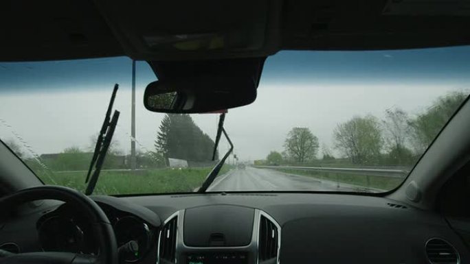 慢动作: 在恶劣天气条件下在高速公路上行驶