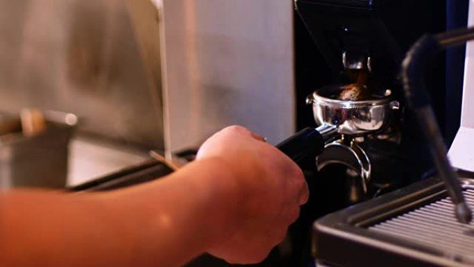 咖啡粉从咖啡机的过滤器中掉落