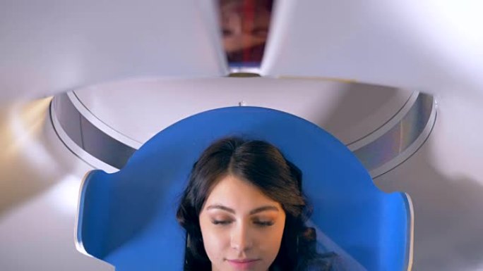 在CT扫描仪下近距离观察女人的脸。