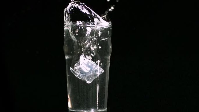 一个冰块装满了水杯
